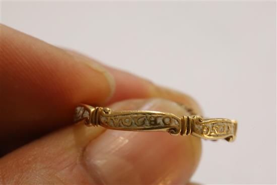 A George II gold, white enamel and rock crystal set mourning ring, size N.